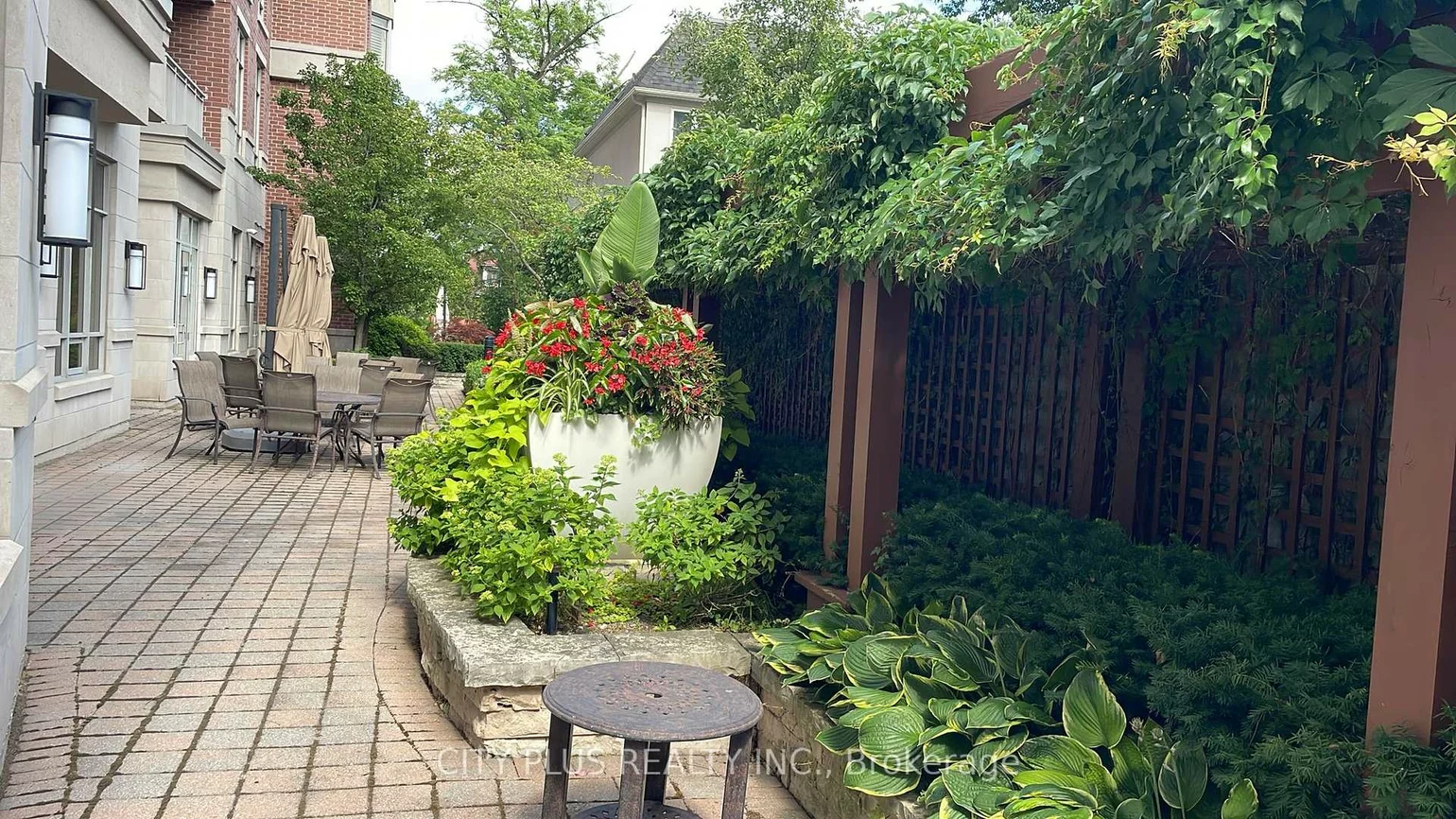 10101, Yonge, Crosby, Richmond Hill