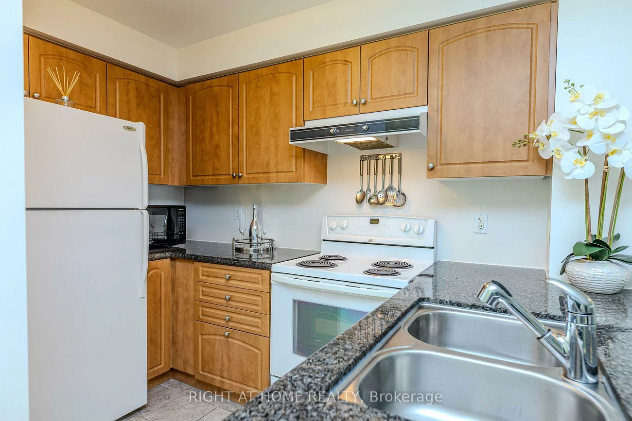 330, Red Maple, Langstaff, Richmond Hill