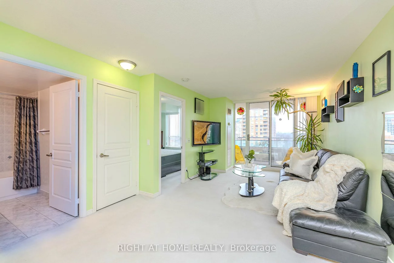 330, Red Maple, Langstaff, Richmond Hill