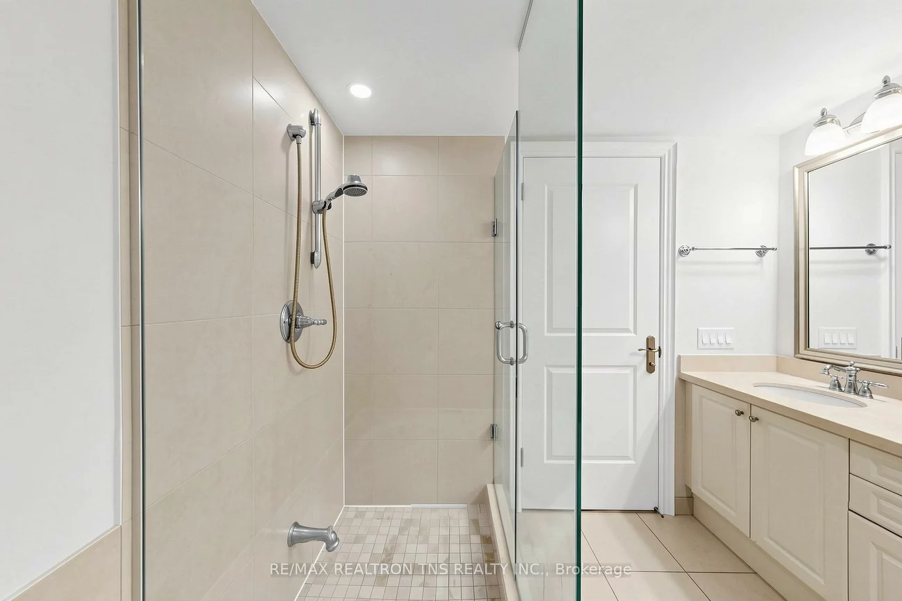10101, Yonge, Crosby, Richmond Hill