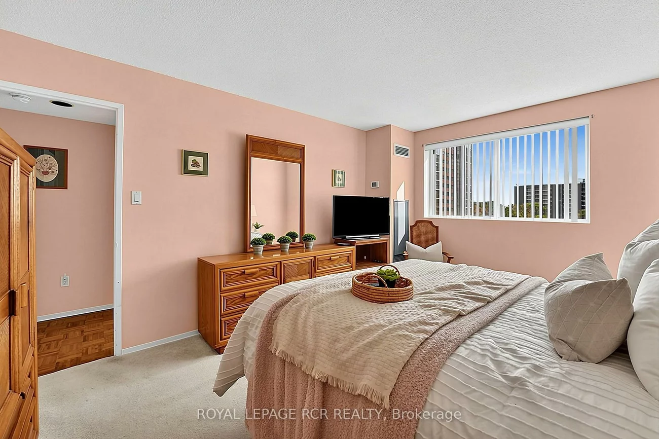 5, Weldrick, North Richvale, Richmond Hill