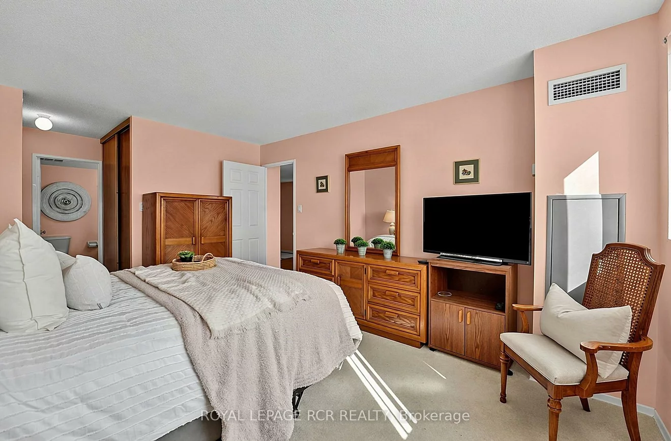 5, Weldrick, North Richvale, Richmond Hill