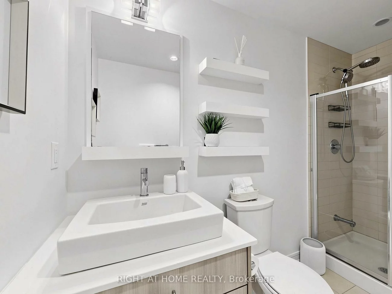 9191, Yonge, Langstaff, Richmond Hill