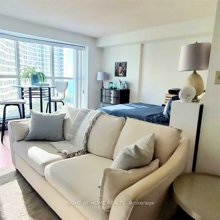 77, Harbour, Waterfront Communities C1, Toronto