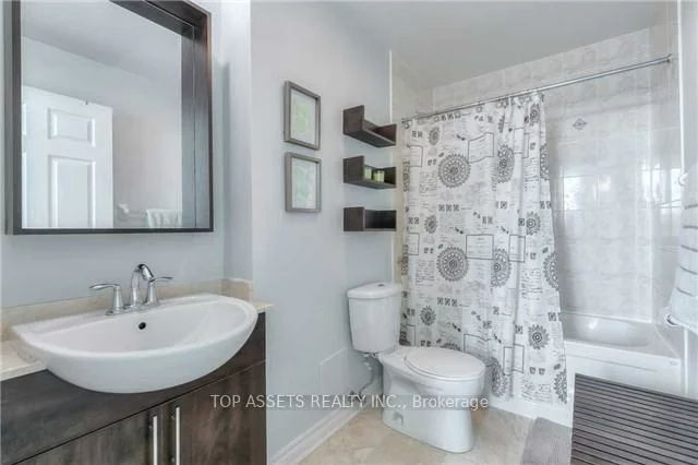 18, Holmes, Willowdale East, Toronto