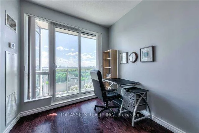 18, Holmes, Willowdale East, Toronto