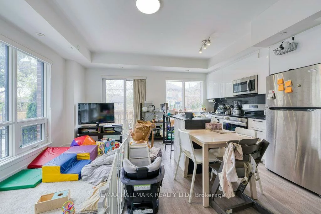 861, Sheppard, Bathurst Manor, Toronto