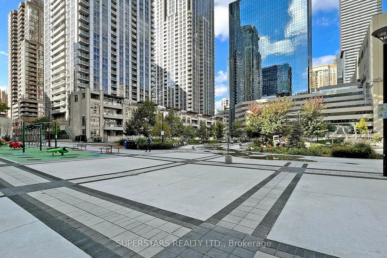 386, Yonge, Bay Street Corridor, Toronto