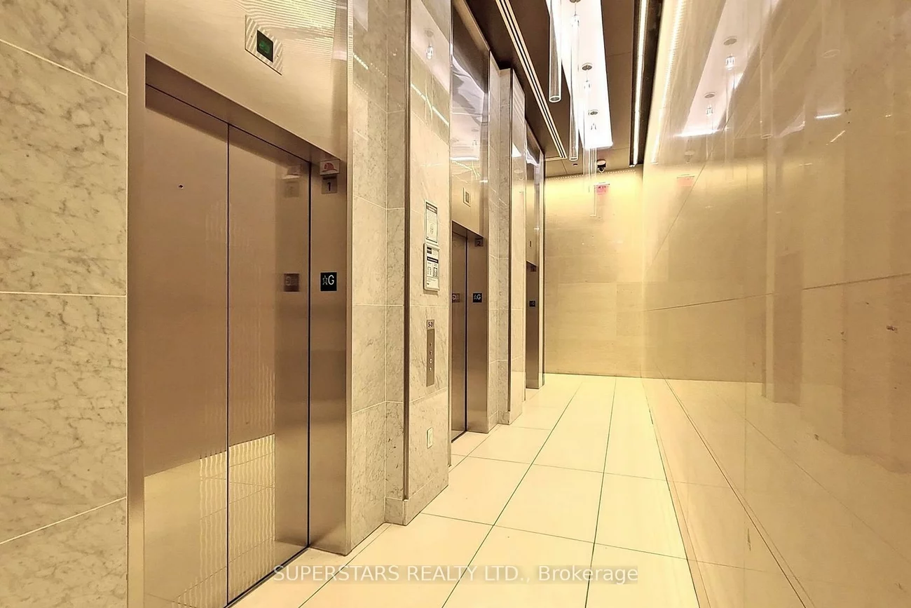 386, Yonge, Bay Street Corridor, Toronto