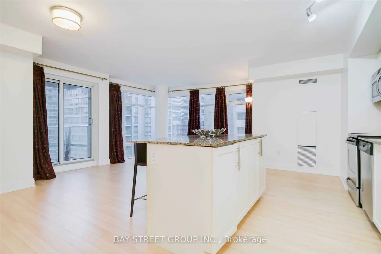 2191, Yonge, Mount Pleasant West, Toronto