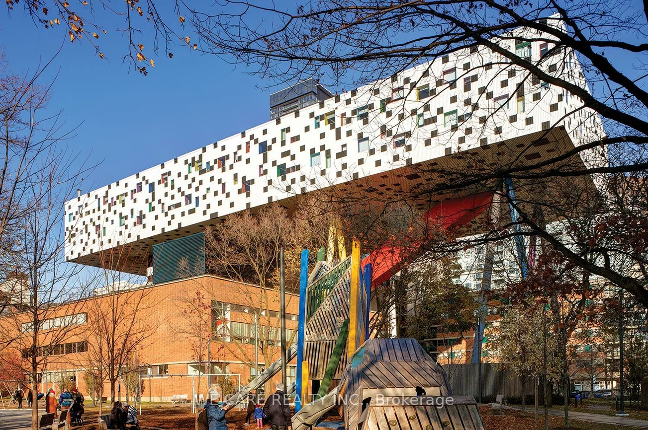 280, Dundas, Kensington-Chinatown, Toronto