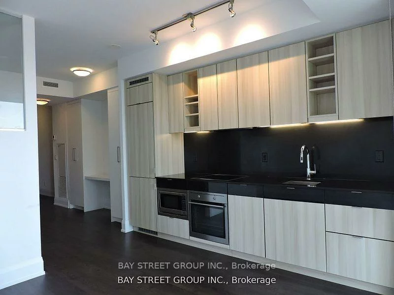 101, Erskine, Mount Pleasant West, Toronto