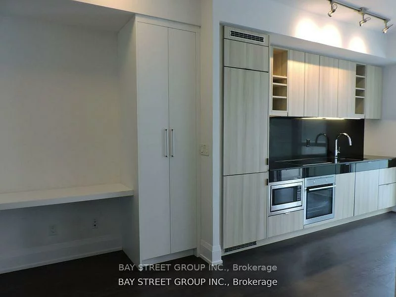 101, Erskine, Mount Pleasant West, Toronto