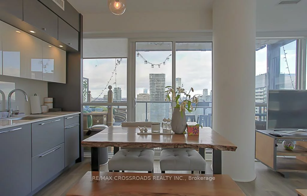 15, Grenville, Bay Street Corridor, Toronto