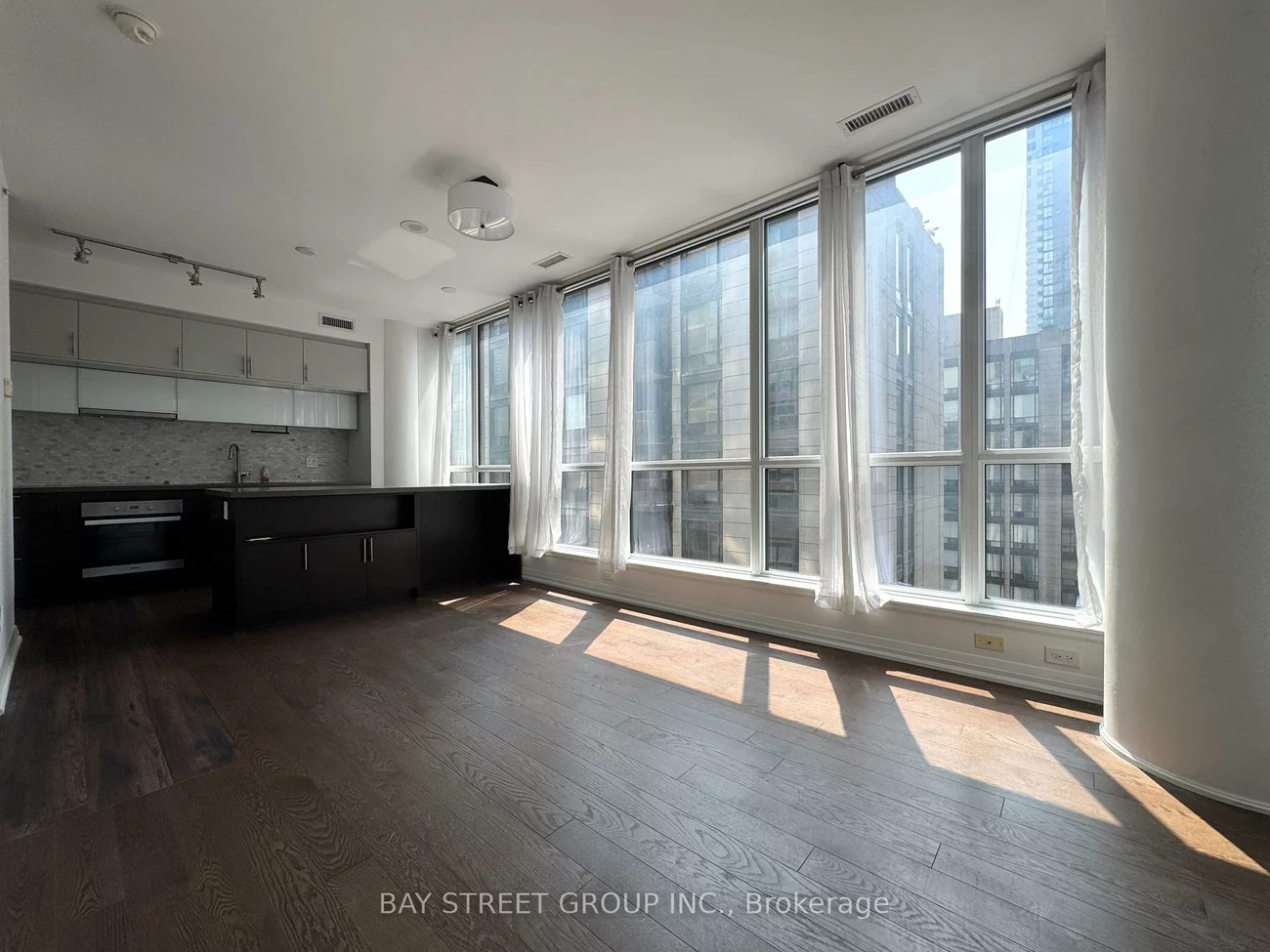 8, Mercer, Waterfront Communities C1, Toronto