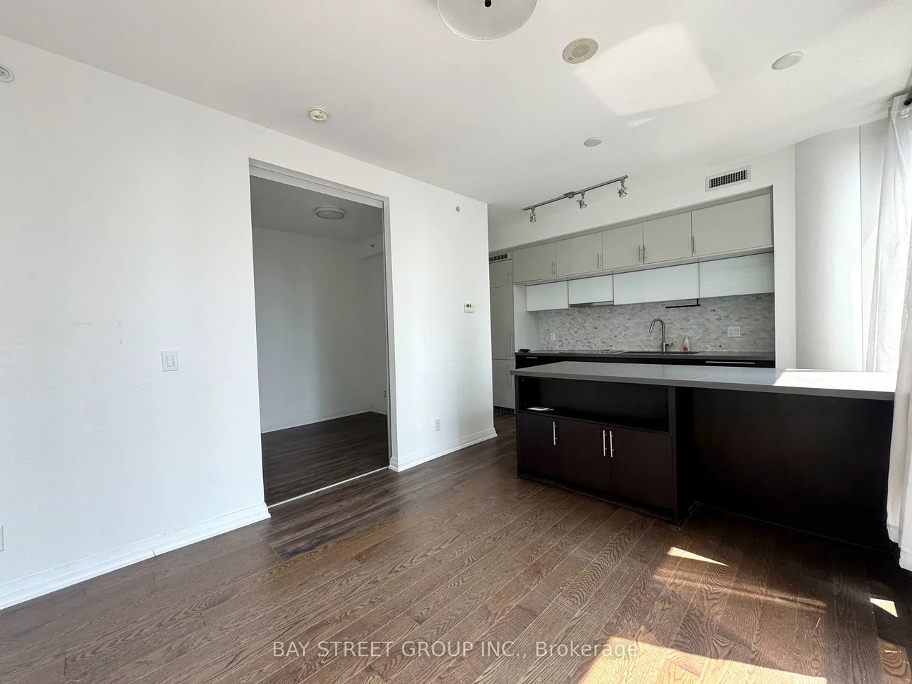8, Mercer, Waterfront Communities C1, Toronto