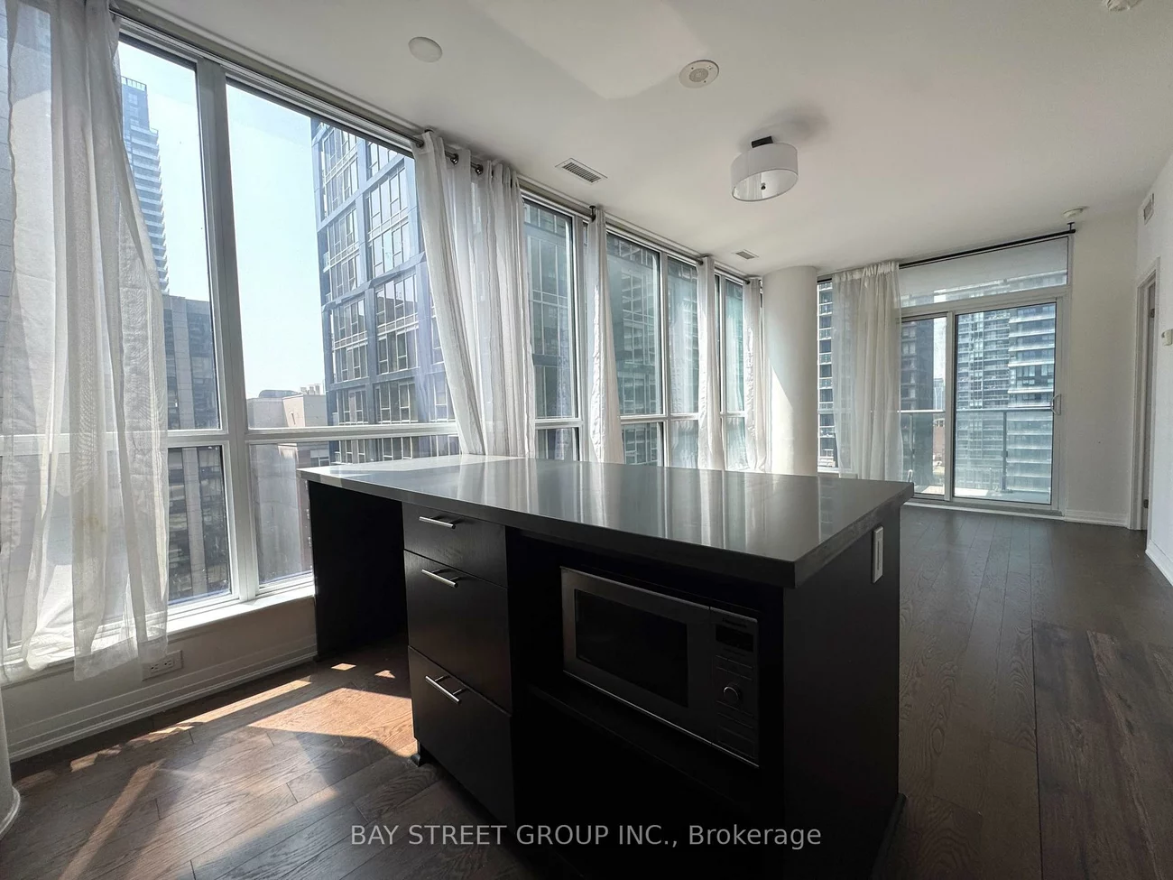8, Mercer, Waterfront Communities C1, Toronto