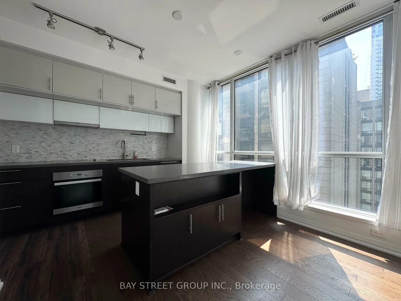 8, Mercer, Waterfront Communities C1, Toronto