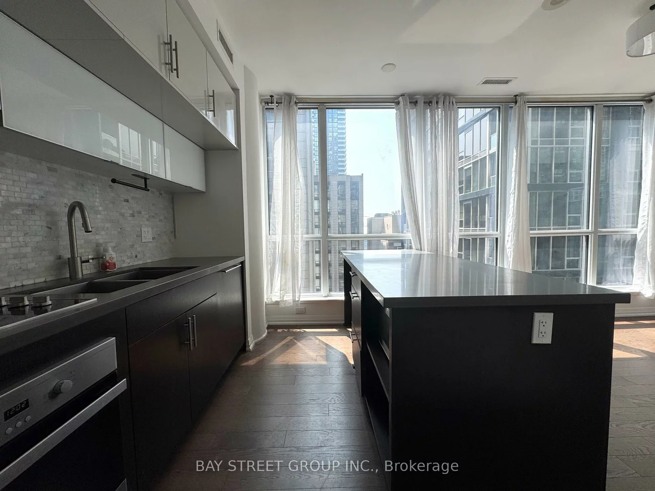 8, Mercer, Waterfront Communities C1, Toronto