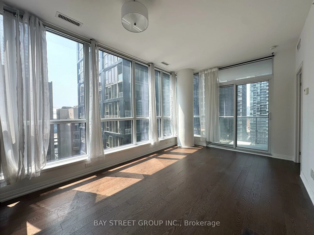 8, Mercer, Waterfront Communities C1, Toronto