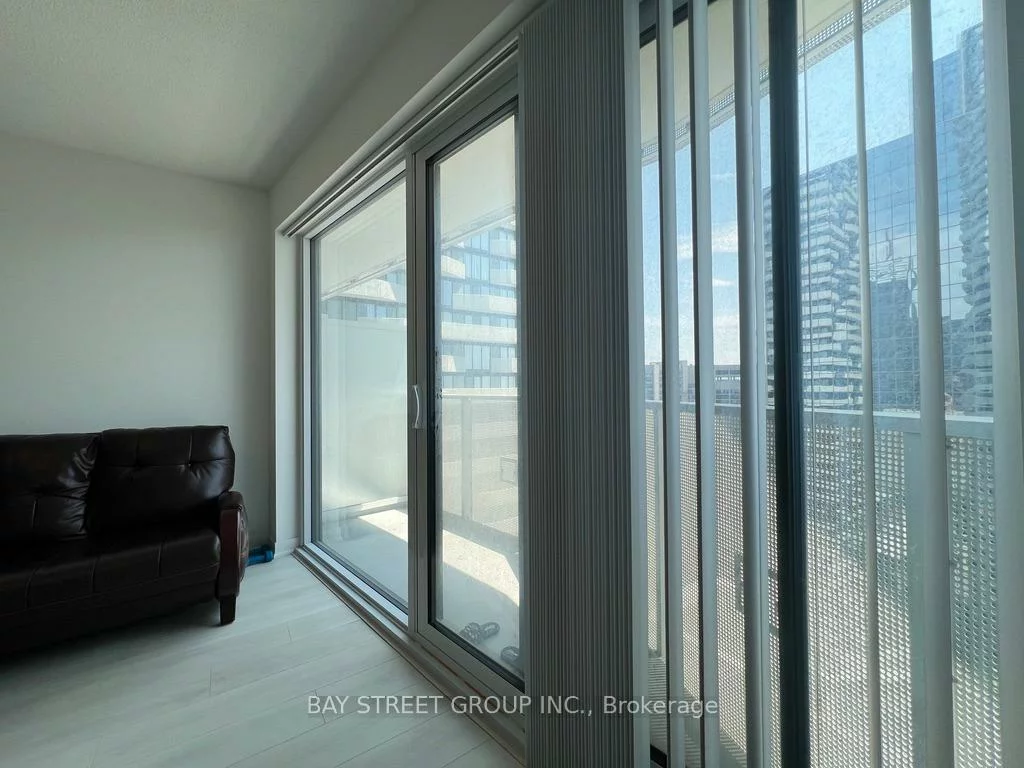 100, Harbour, Waterfront Communities C1, Toronto