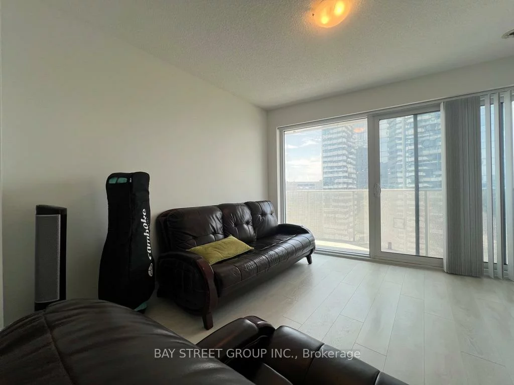 100, Harbour, Waterfront Communities C1, Toronto