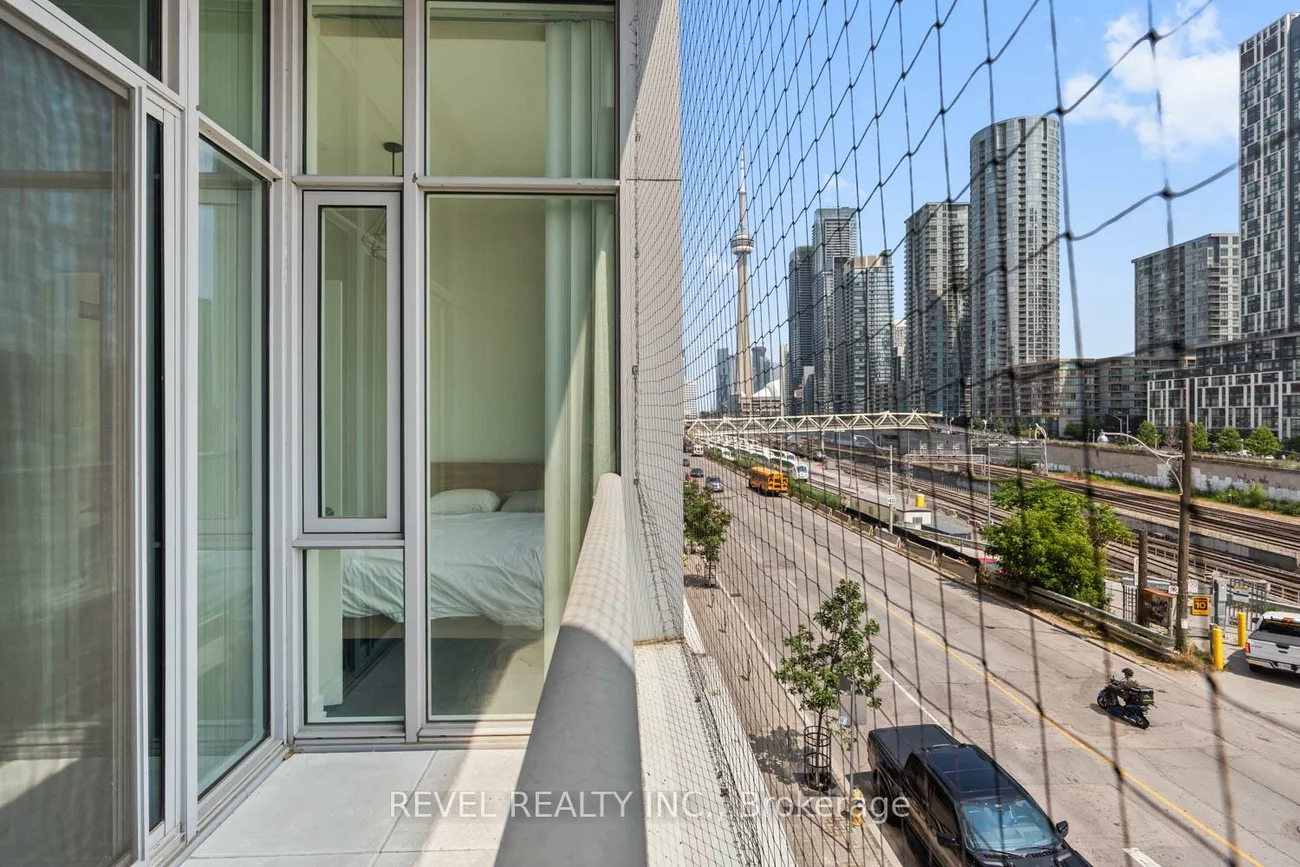 27, Bathurst, Waterfront Communities C1, Toronto