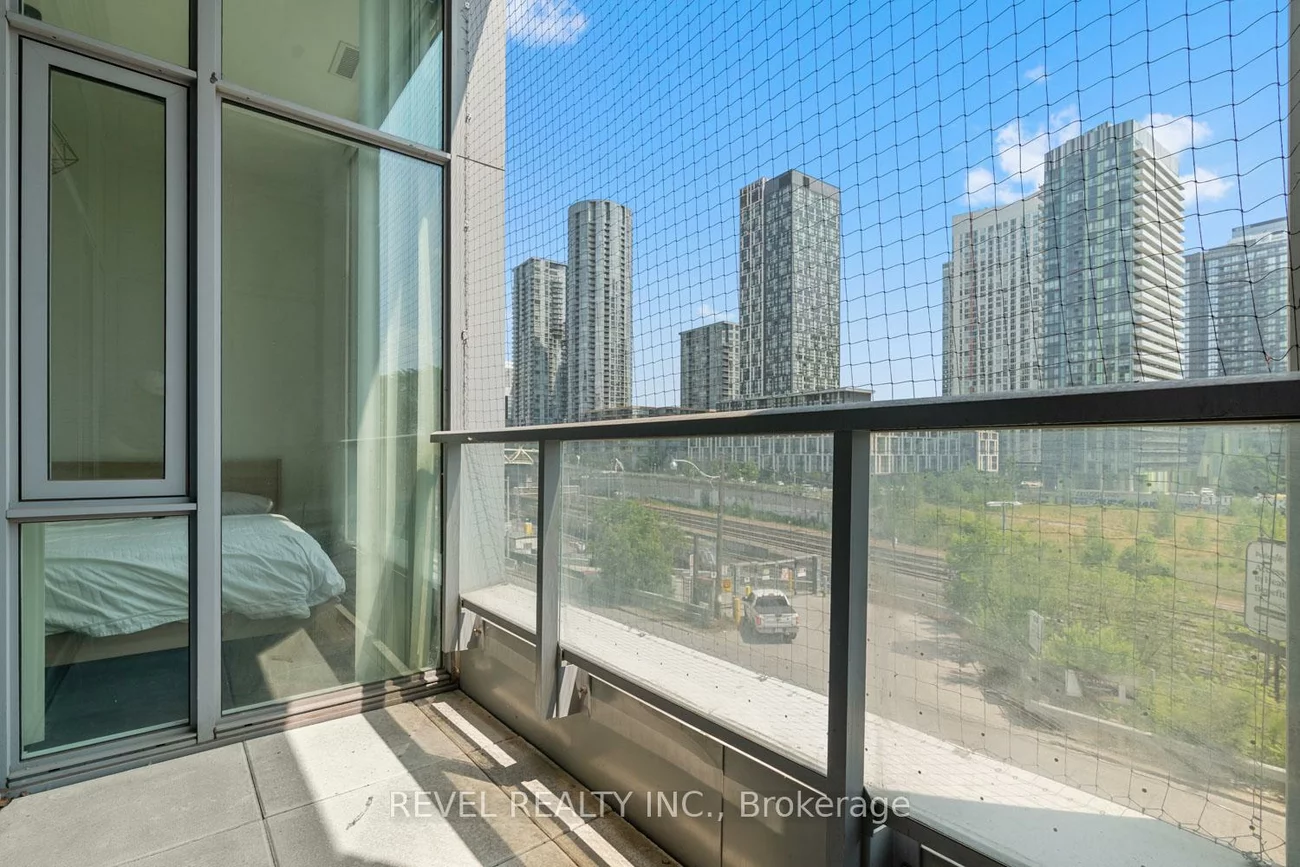 27, Bathurst, Waterfront Communities C1, Toronto