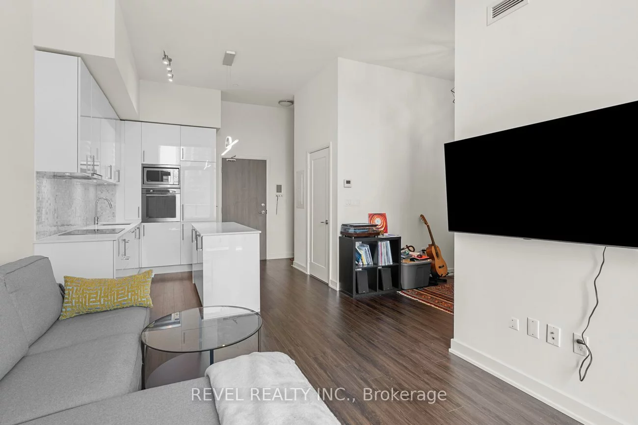 27, Bathurst, Waterfront Communities C1, Toronto