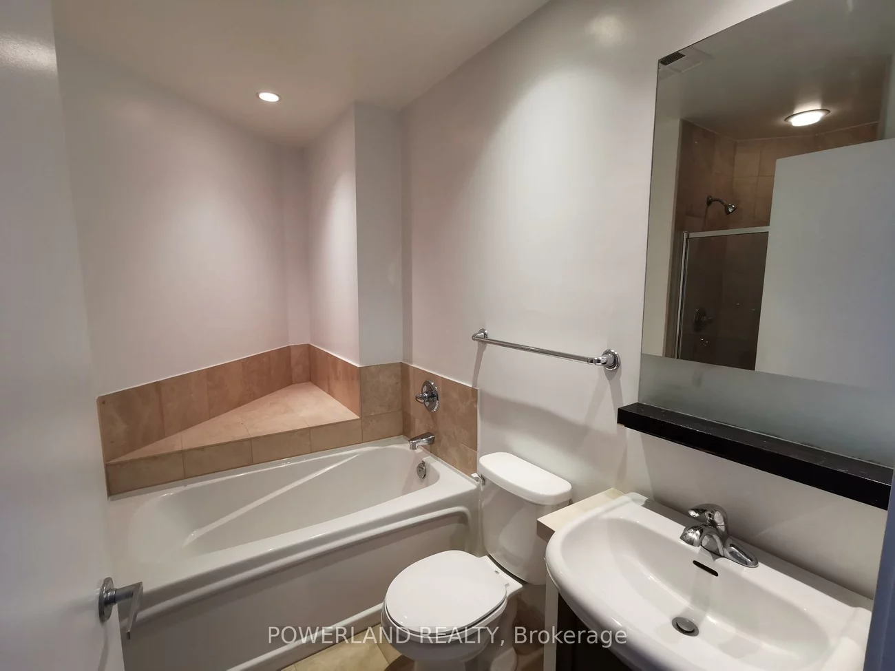 208, Queens, Waterfront Communities C1, Toronto
