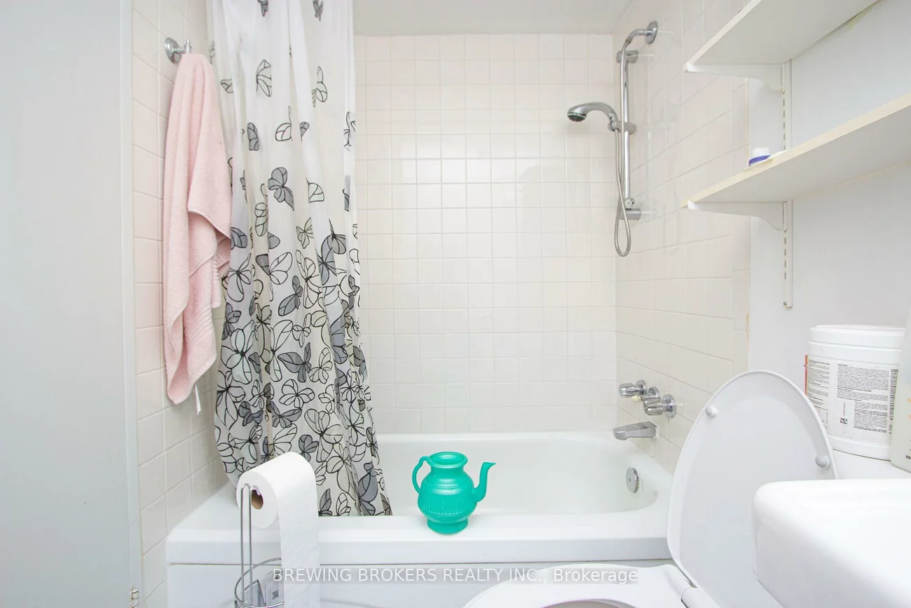 100, Antibes, Westminster-Branson, Toronto