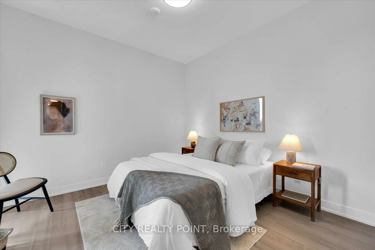 664, Spadina, University, Toronto