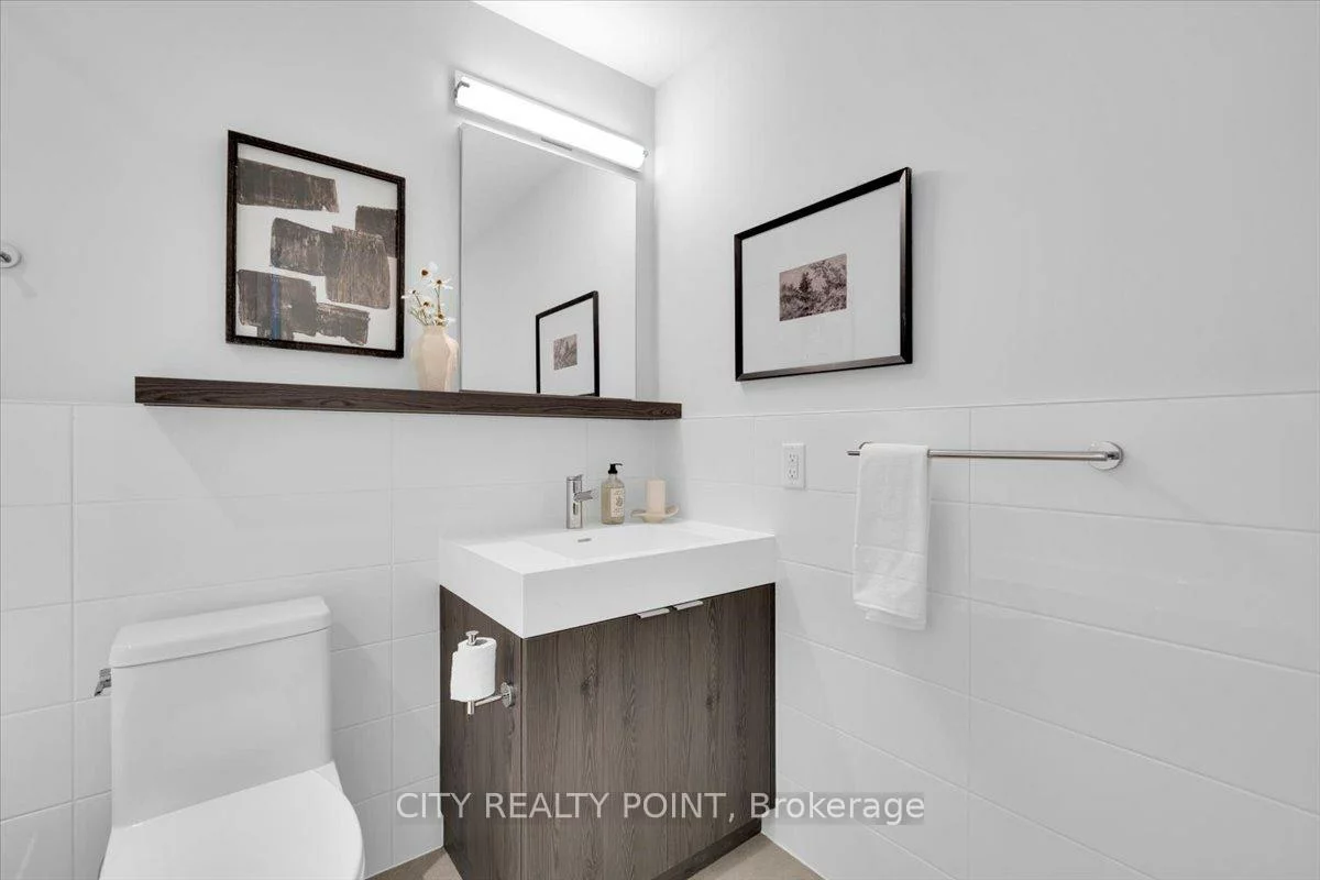 664, Spadina, University, Toronto