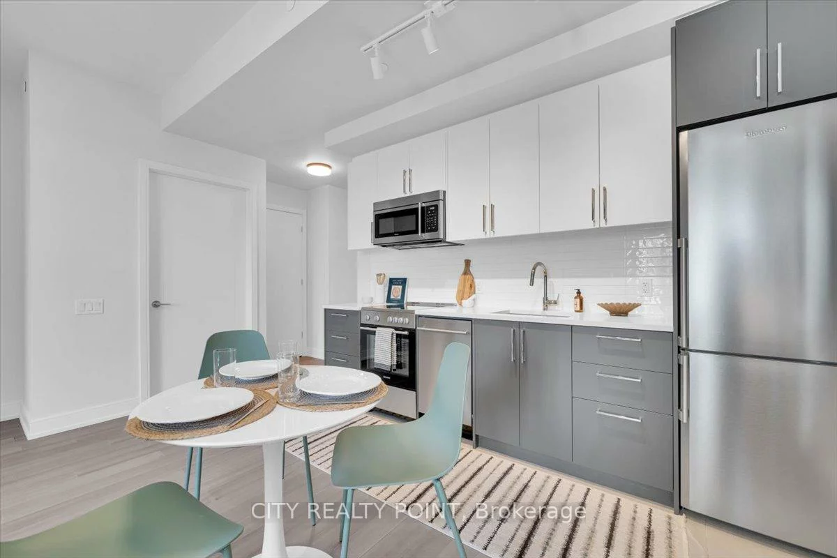 664, Spadina, University, Toronto