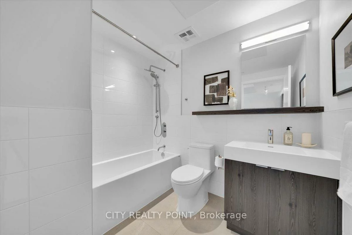 664, Spadina, University, Toronto