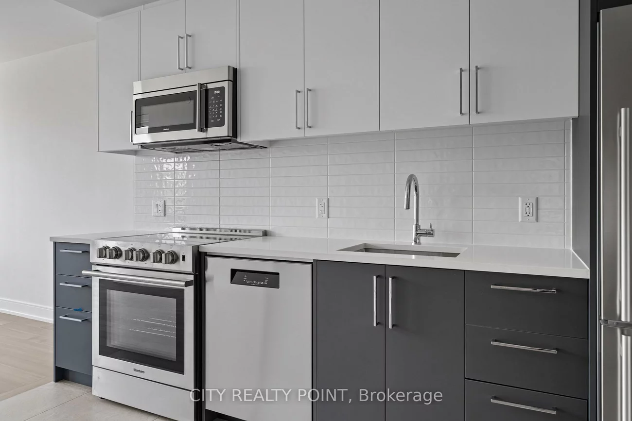 664, Spadina, University, Toronto