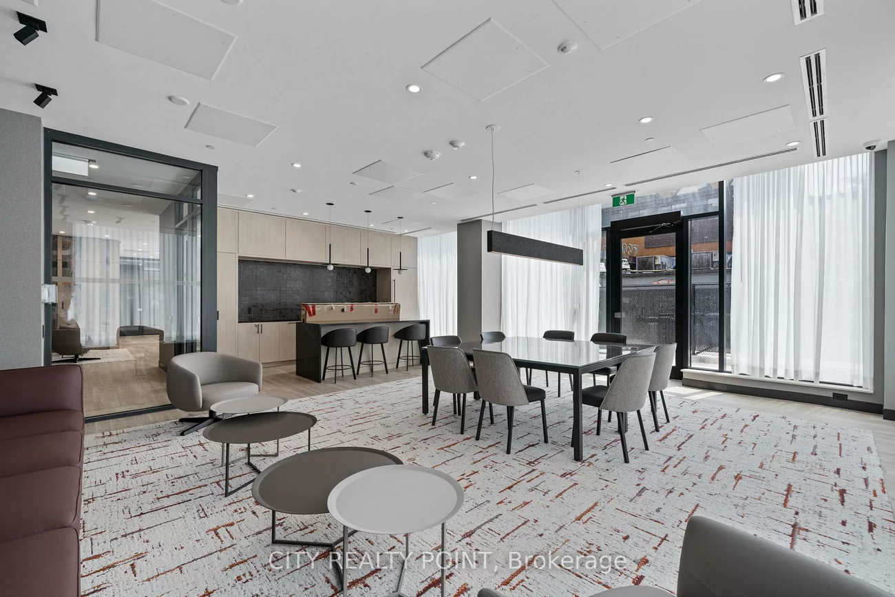 664, Spadina, University, Toronto