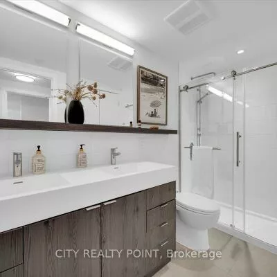 664, Spadina, University, Toronto