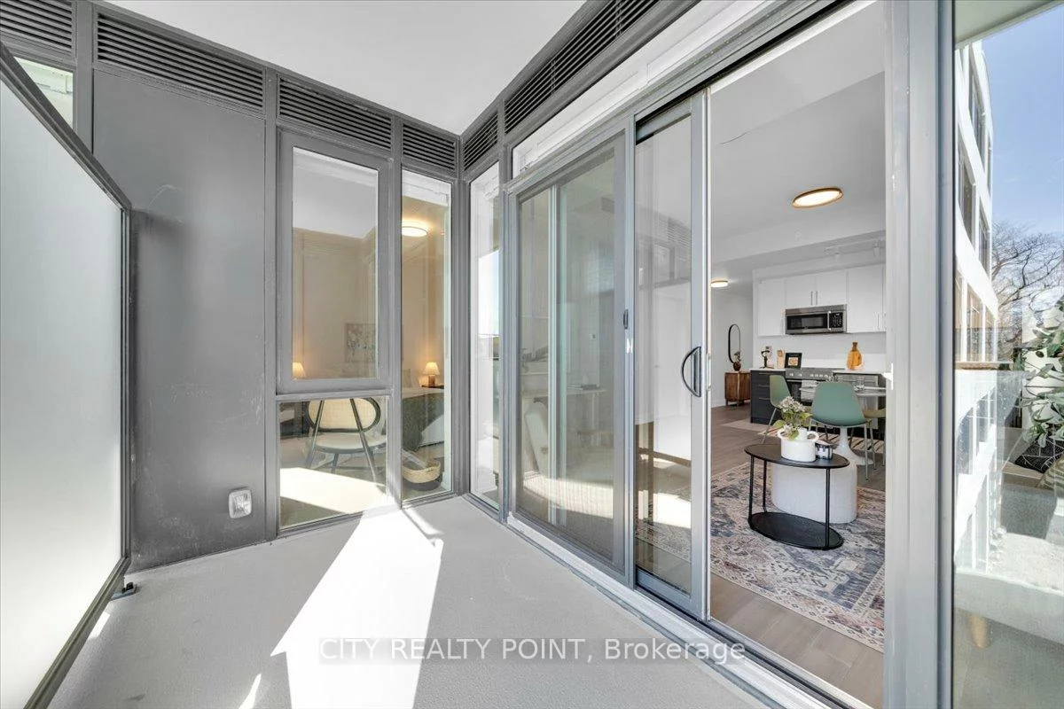 664, Spadina, University, Toronto