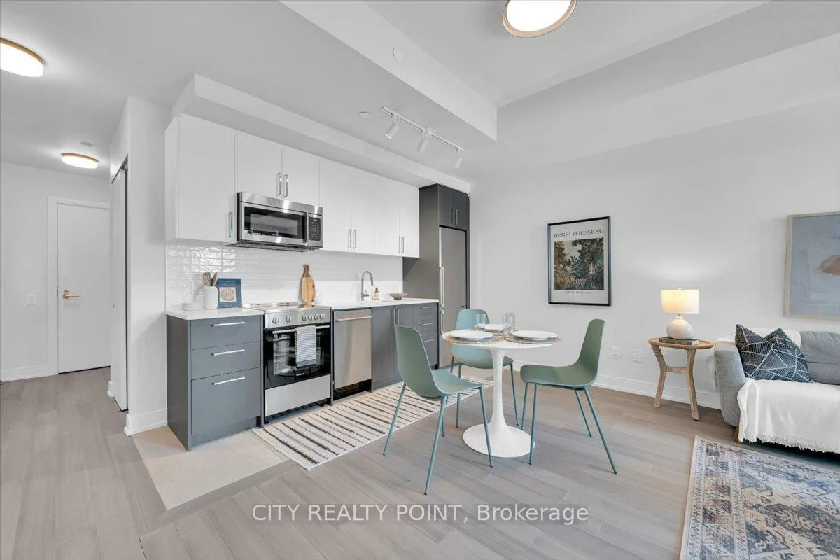 664, Spadina, University, Toronto