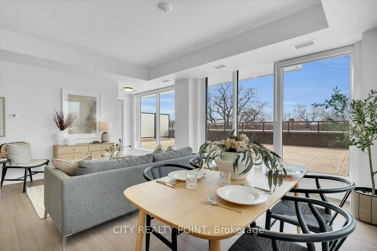 664, Spadina, University, Toronto