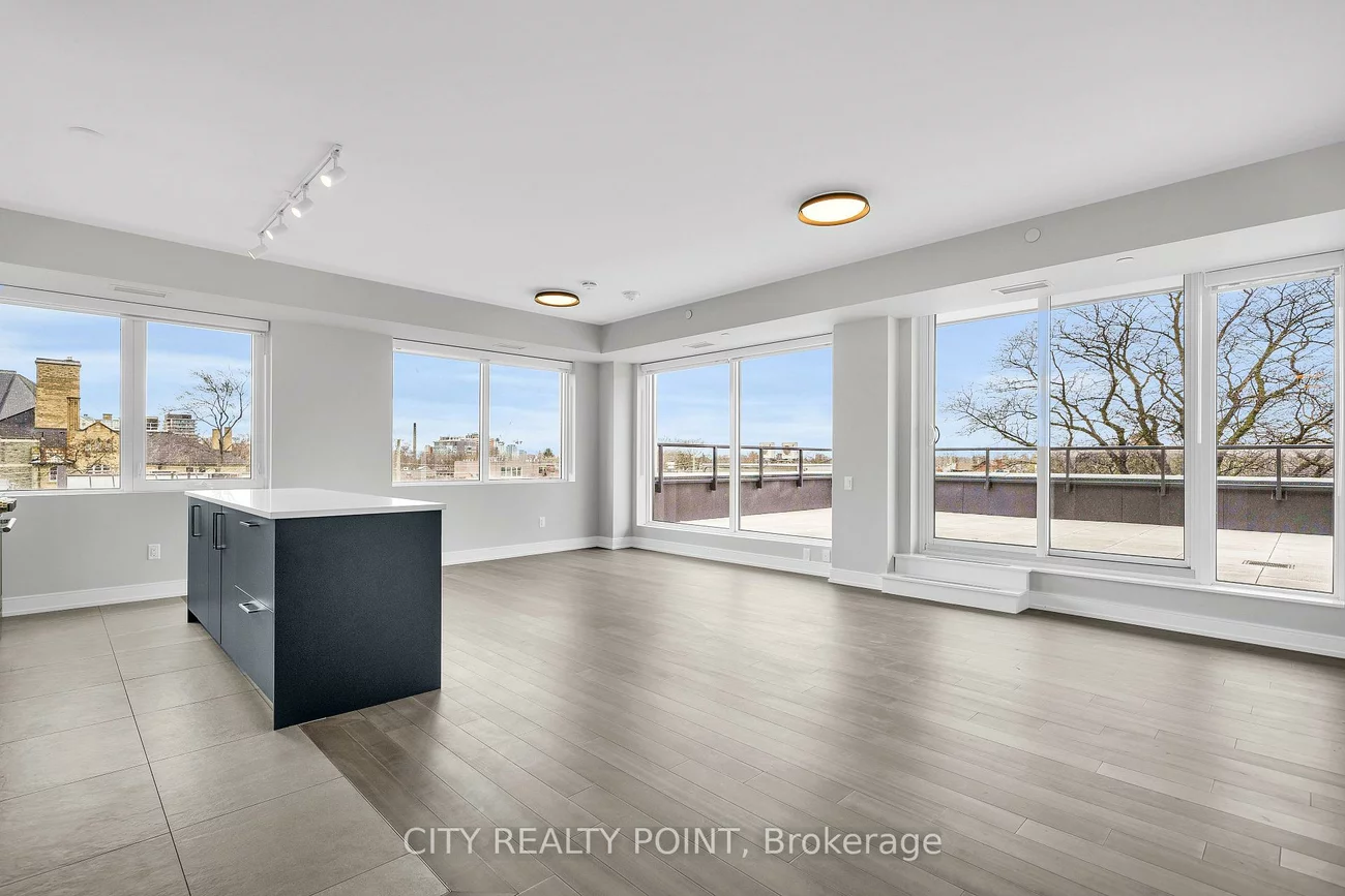 664, Spadina, University, Toronto