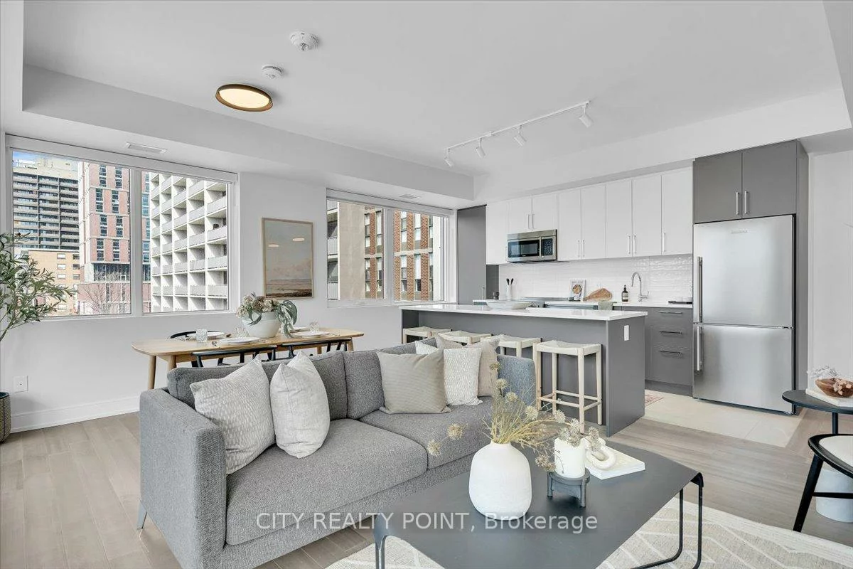 664, Spadina, University, Toronto