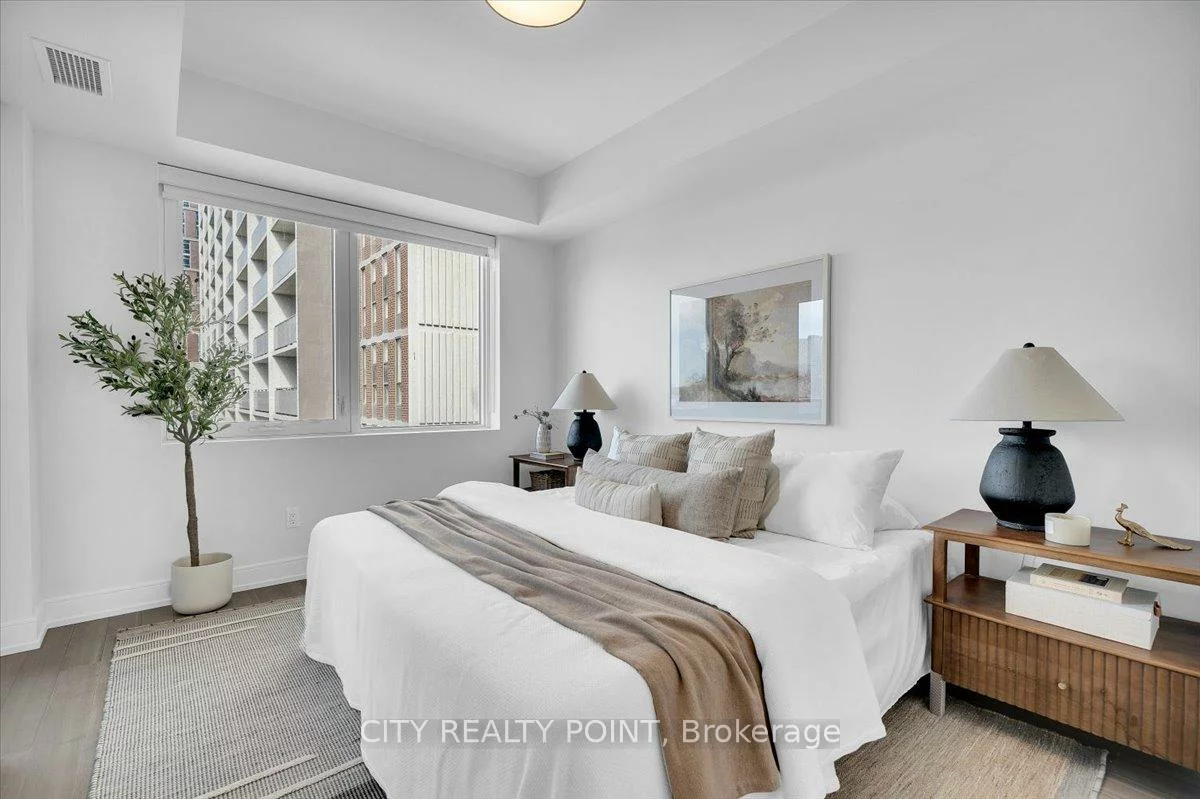 664, Spadina, University, Toronto