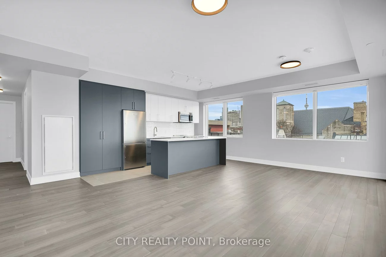 664, Spadina, University, Toronto