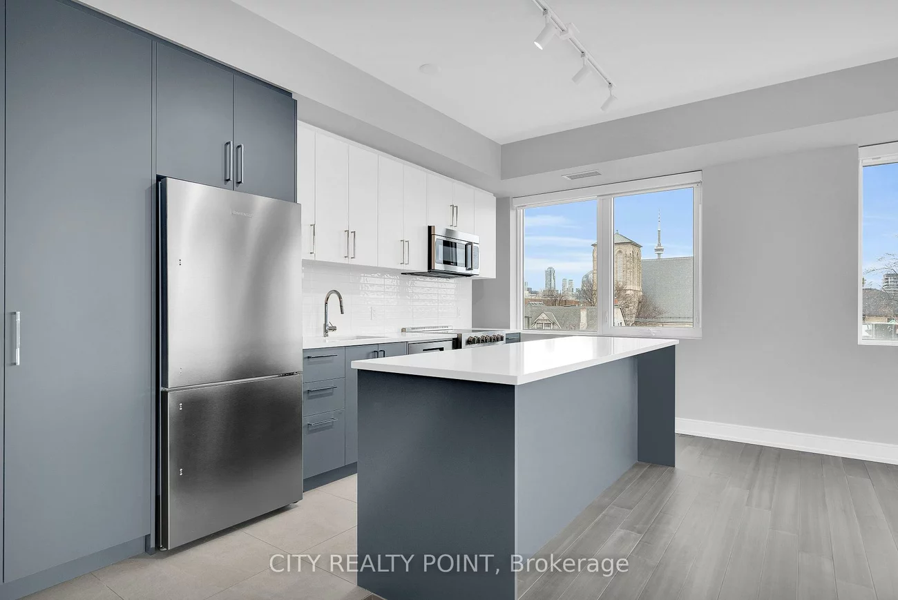 664, Spadina, University, Toronto