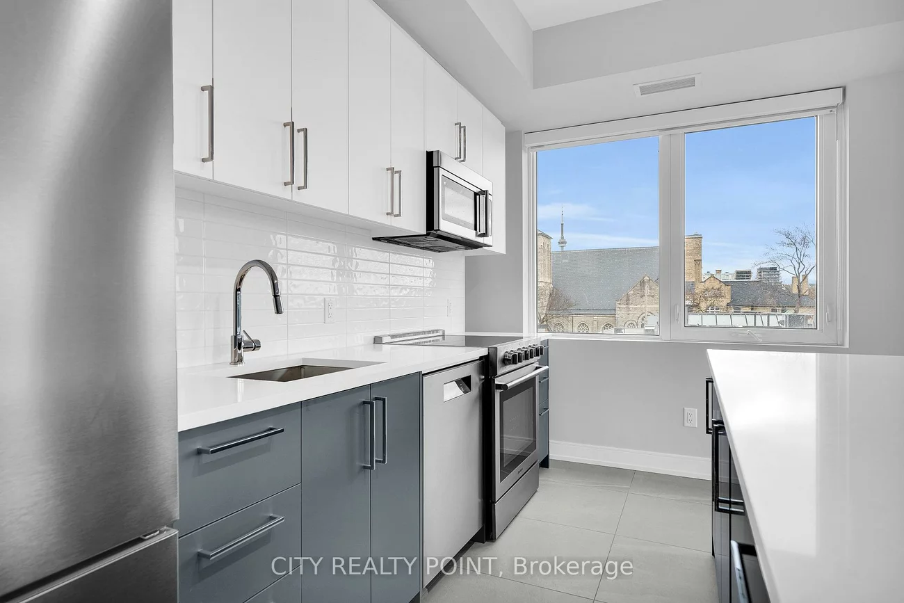 664, Spadina, University, Toronto