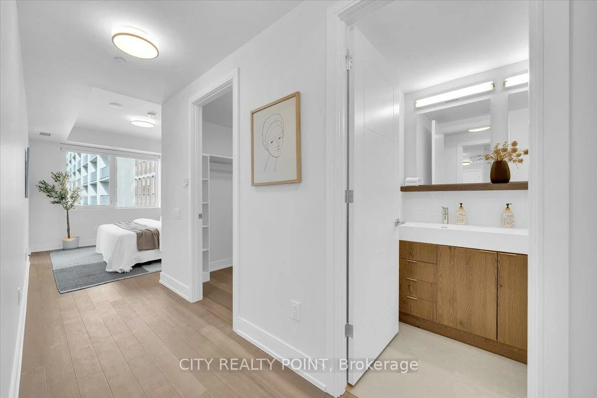 664, Spadina, University, Toronto