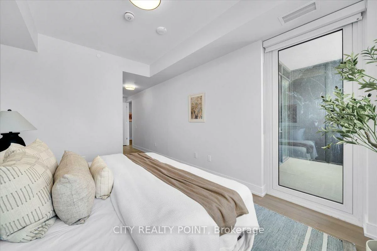 664, Spadina, University, Toronto