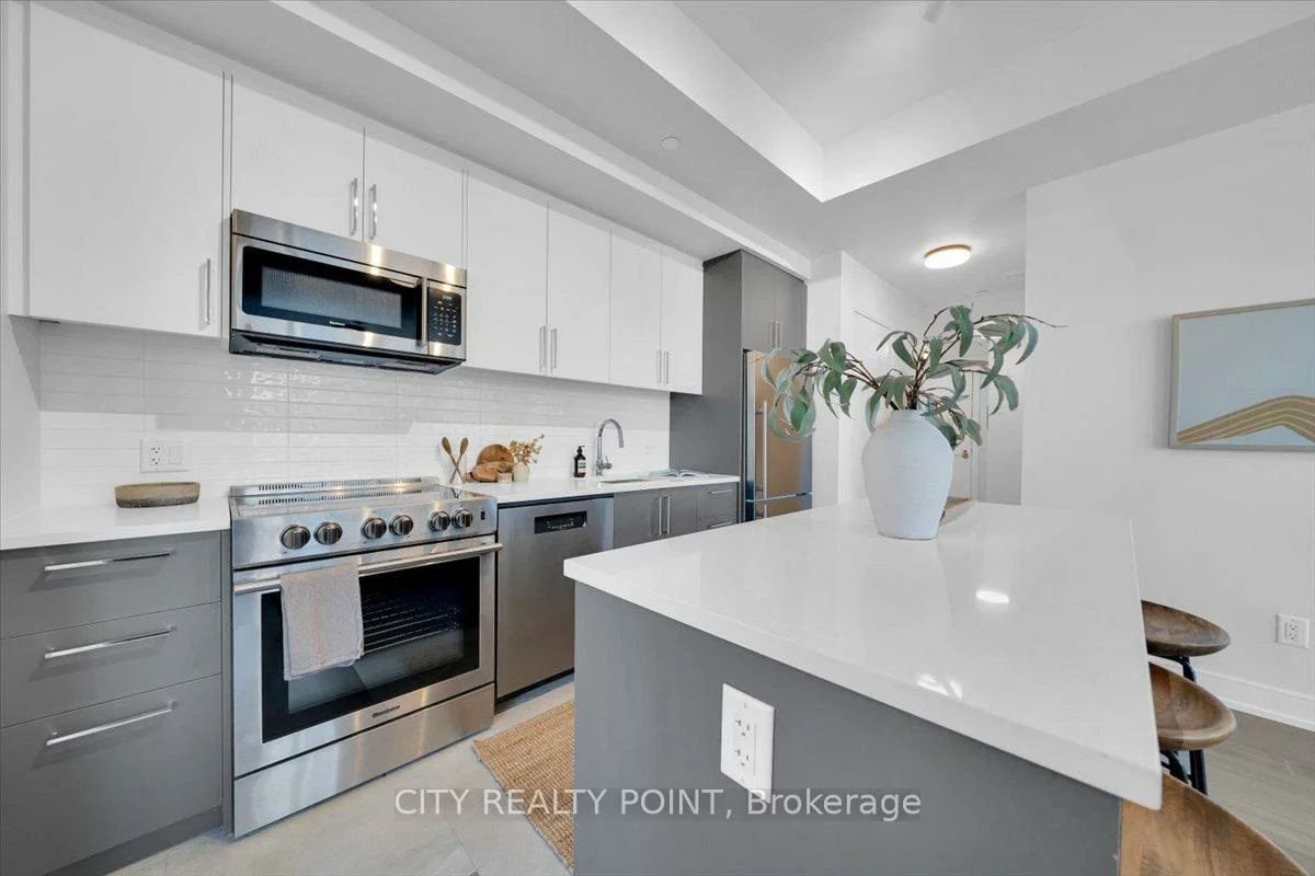 664, Spadina, University, Toronto